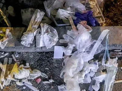 ۱۰۰ تن زباله کرونایی در ارومیه دفن شده است/ شهروندان ماسک و دستکش خود را در معابر رها نکنند