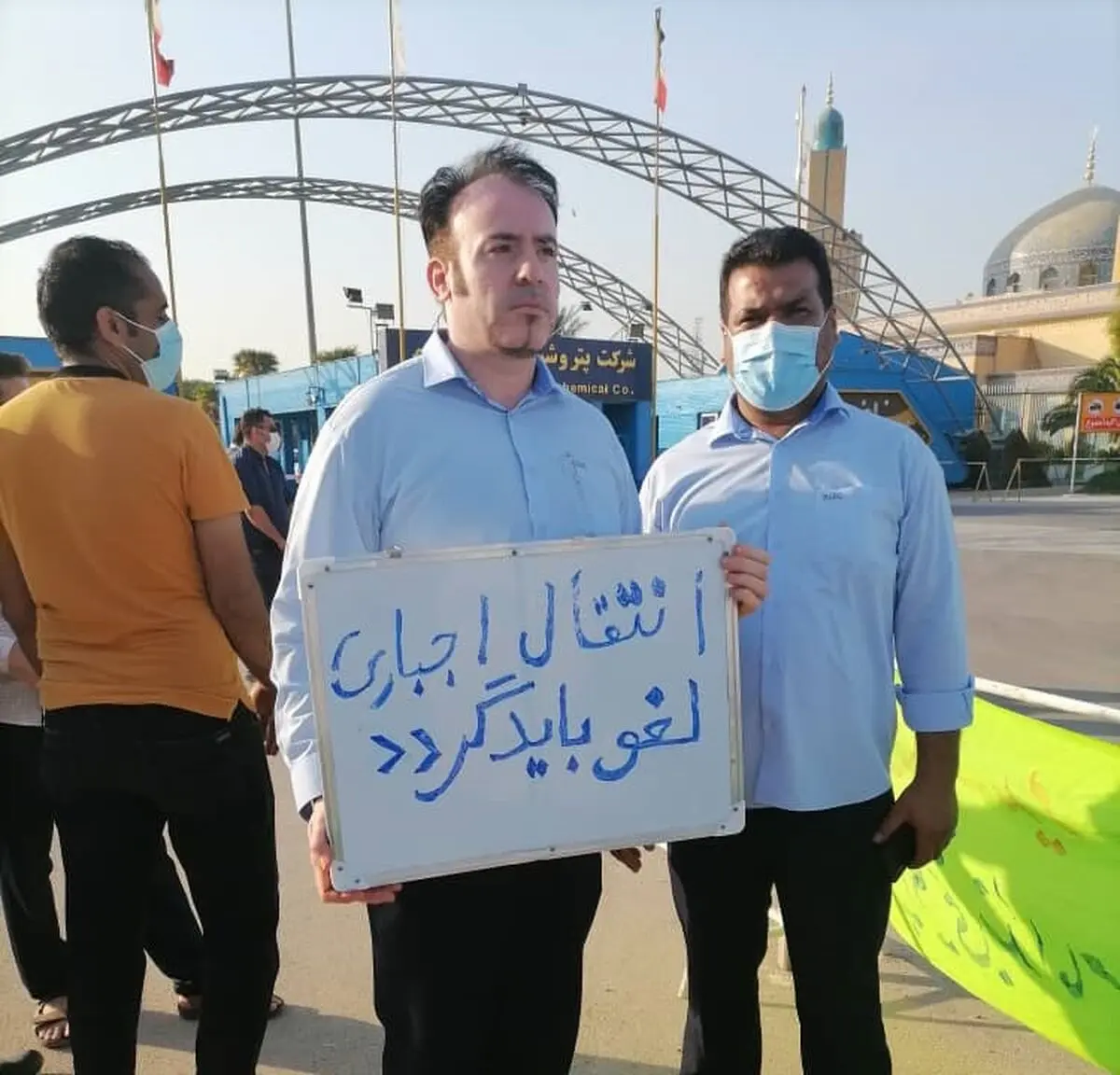تجمع کارکنان پتروشیمی بندر امام مقابل ساختمان این شرکت/ انتقال نیروهای پیمانکاری به شرکت زیرمجموعه تنها با رضایت خودشان انجام می‌شود/ کارگران: انتقال اجباری لغو شود