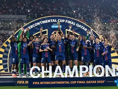 ویدئو: مراسم اهدا مدال و جشن قهرمانی پی‌اس‌جی در فینال جام بین قاره ای