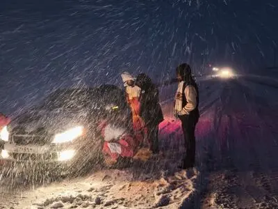 رهاسازی بیش از ۷۰ خودرو گرفتار برف و کولاک در نقده