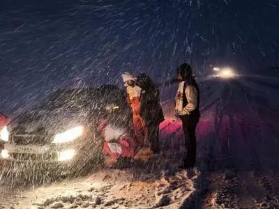 رهاسازی بیش از ۷۰ خودرو گرفتار برف و کولاک در نقده