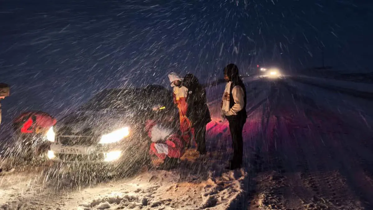 رهاسازی بیش از ۷۰ خودرو گرفتار برف و کولاک در نقده