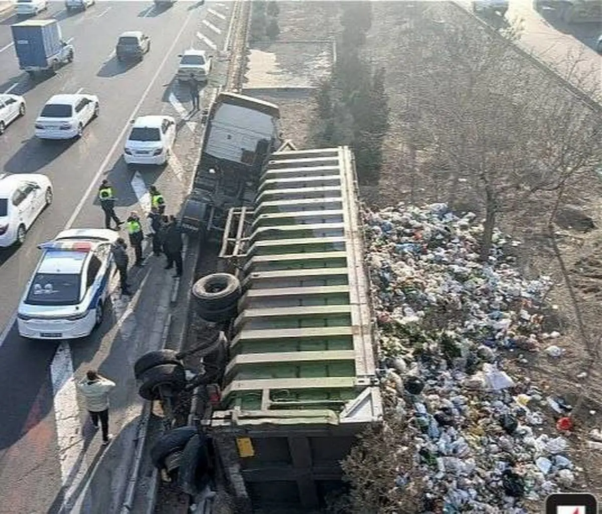 مصدومیت یک کارگر راننده بر اثر واژگونی خودرو حمل زباله