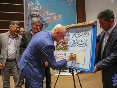 رونمایی از پوستر «طرح آغاز یک پایان» با حضور وزیر علوم در دانشگاه شیراز