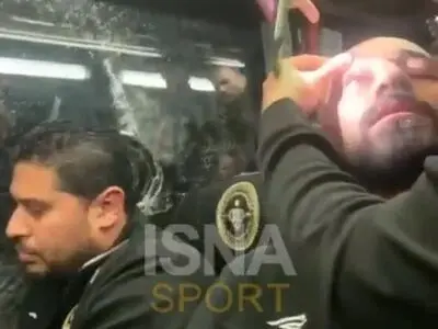 پرتاب سنگ تماشاگران یزدی به اتوبوس‌ تیم سپاهان + فیلم