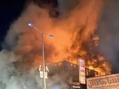 ۱۴ کشته و زخمی در پی آتش‌سوزی در یک مرکز خرید در یمن