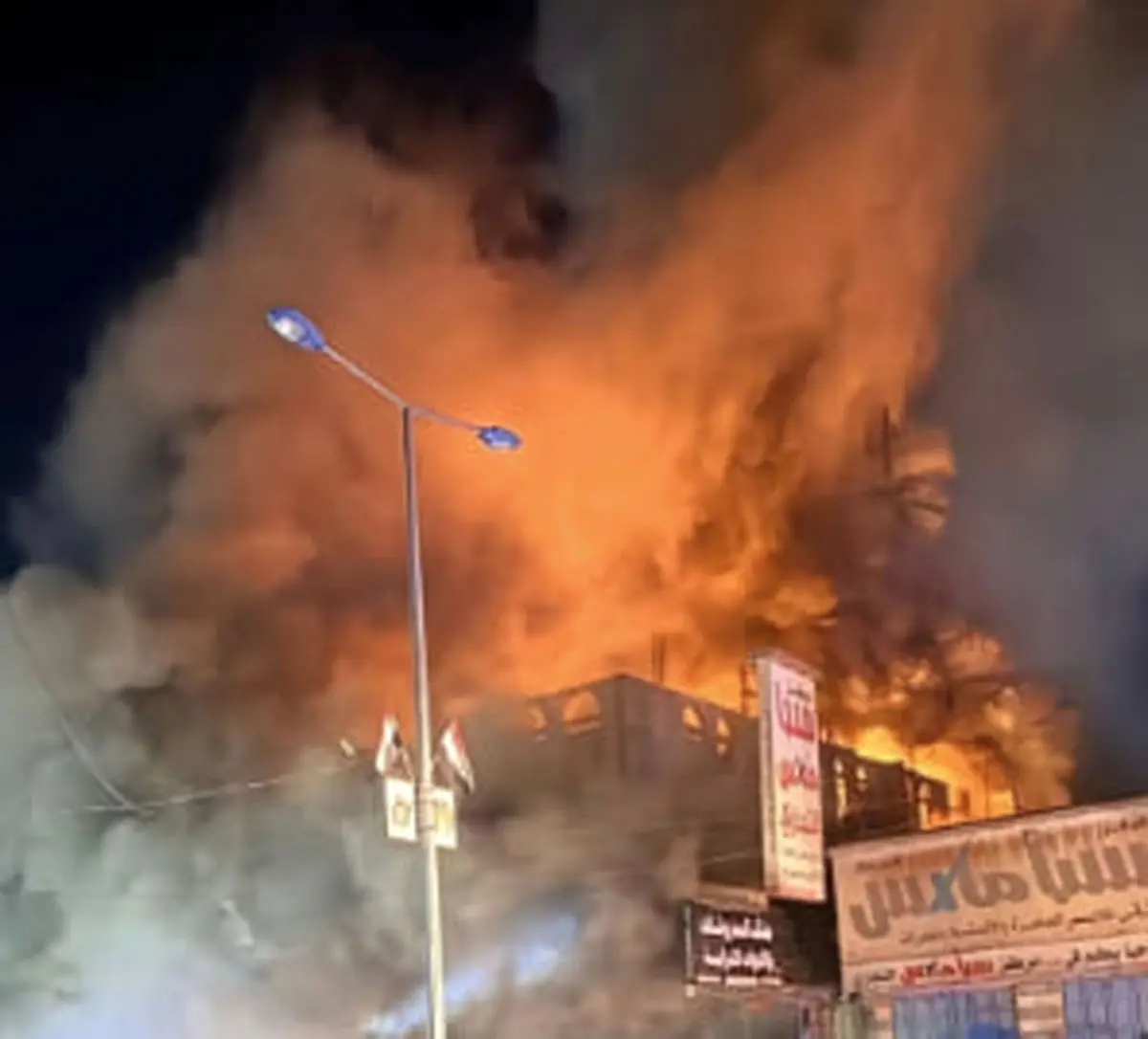 ۱۴ کشته و زخمی در پی آتش‌سوزی در یک مرکز خرید در یمن