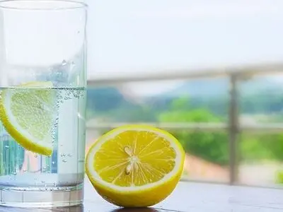 ۹ خاصیت حیرت انگیز خوردن آبلیمو ترش صبح ها با معده خالی