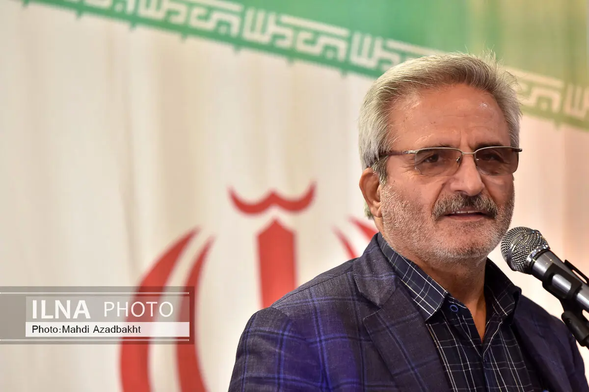 جامعه کارگری نباید پشت دستِ گروه‌های دیگر بازی کند/ فریز شدن مزد محصول مجلسِ ضعیف است