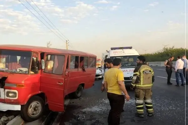 تصادف مینی بوس در آزادراه زنجان - قزوین ۱۵ مصدوم برجا گذاشت
