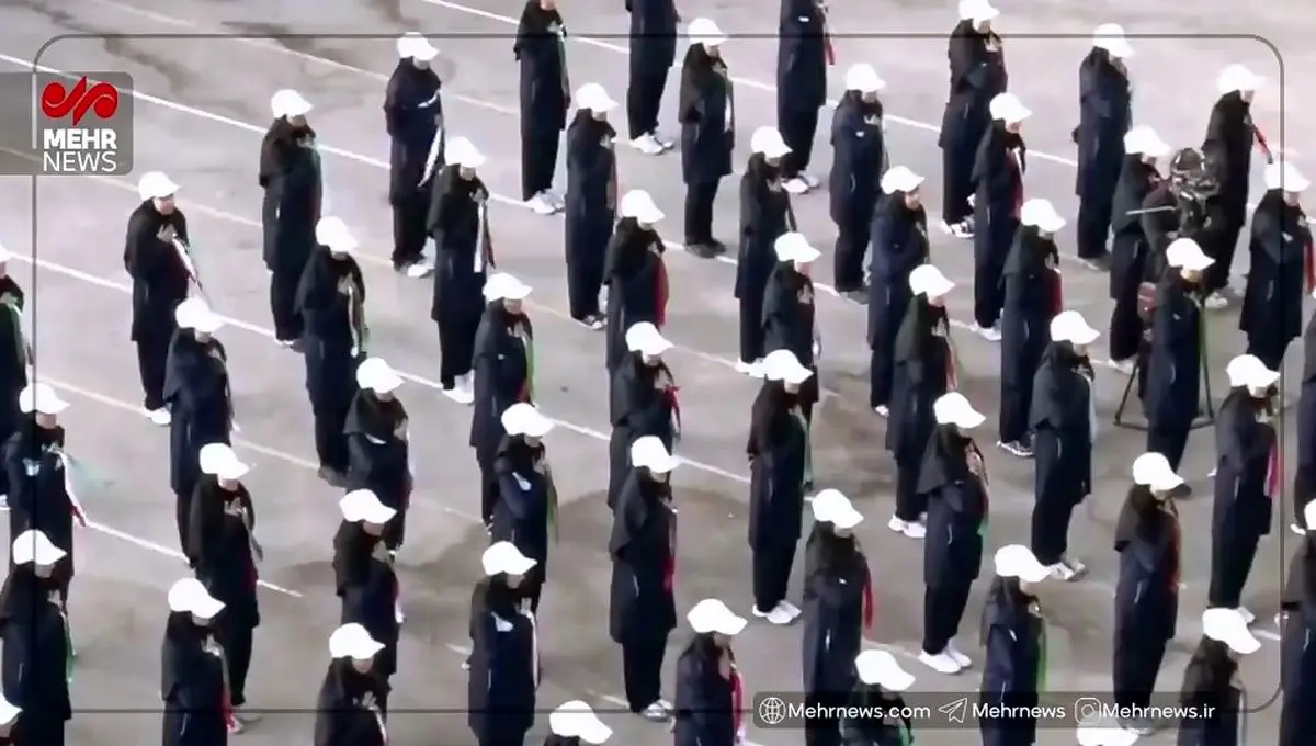 سلام نظامی دانش‌آموزان شیرازی هنگام پخش سرود جمهوری اسلامی ایران + فیلم