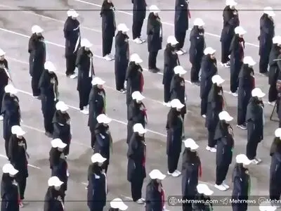 سلام نظامی دانش‌آموزان شیرازی هنگام پخش سرود جمهوری اسلامی ایران + فیلم