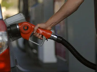 هنوز یک میلیارد لیتر بنزین 700تومانی داریم