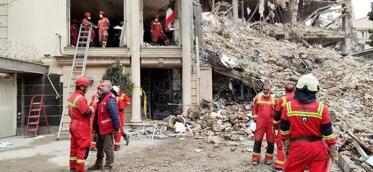 نجات بیش از ۱۲ نفر از زیر آوار یک ساختمان مسکونی؛ ادعای هدف‌گیری نظامی «کاملاً دروغ» است