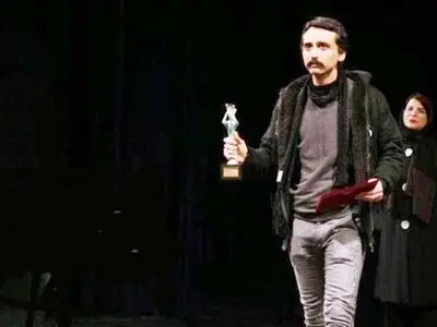 برنده بخش بین‌الملل جشنواره تئاتر فجر تندیس‌اش را حراج کرد