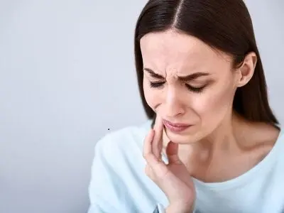 چگونه درد حفره یا پوسیدگی در دندان را مدیریت کنیم؟