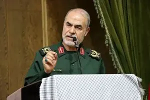 نشستن پای میز مذاکره به معنای عقب‌نشینی از قدرت نظامی نیست