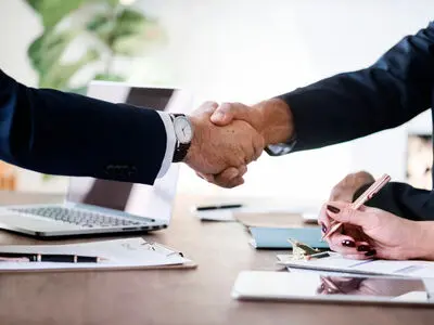 یک شرکت برای دریافت جواز باید چه کاری برای شما انجام دهد؟