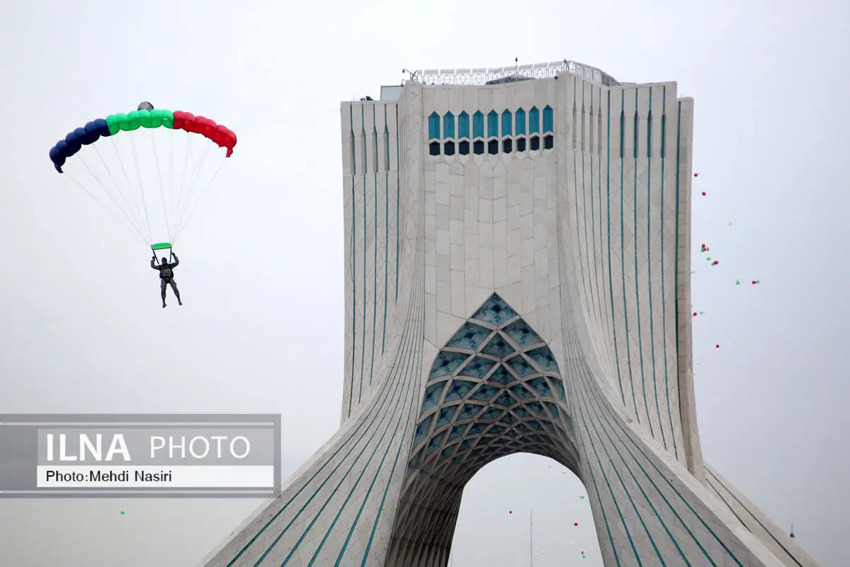 عملیات فرود و انجام عملیات نمایش هوایی بر فراز میدان آزادی