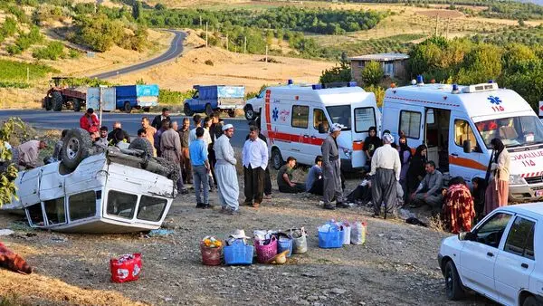 واژگونی خودرو کارگران فصلی در پیرانشهر/ ۱۶ نفر مجروح شدند