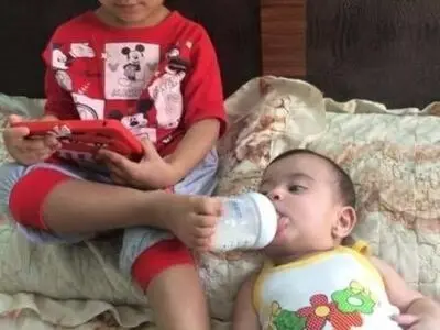مراقبت جالب از نوزاد توسط کودک خردسال/ عکس