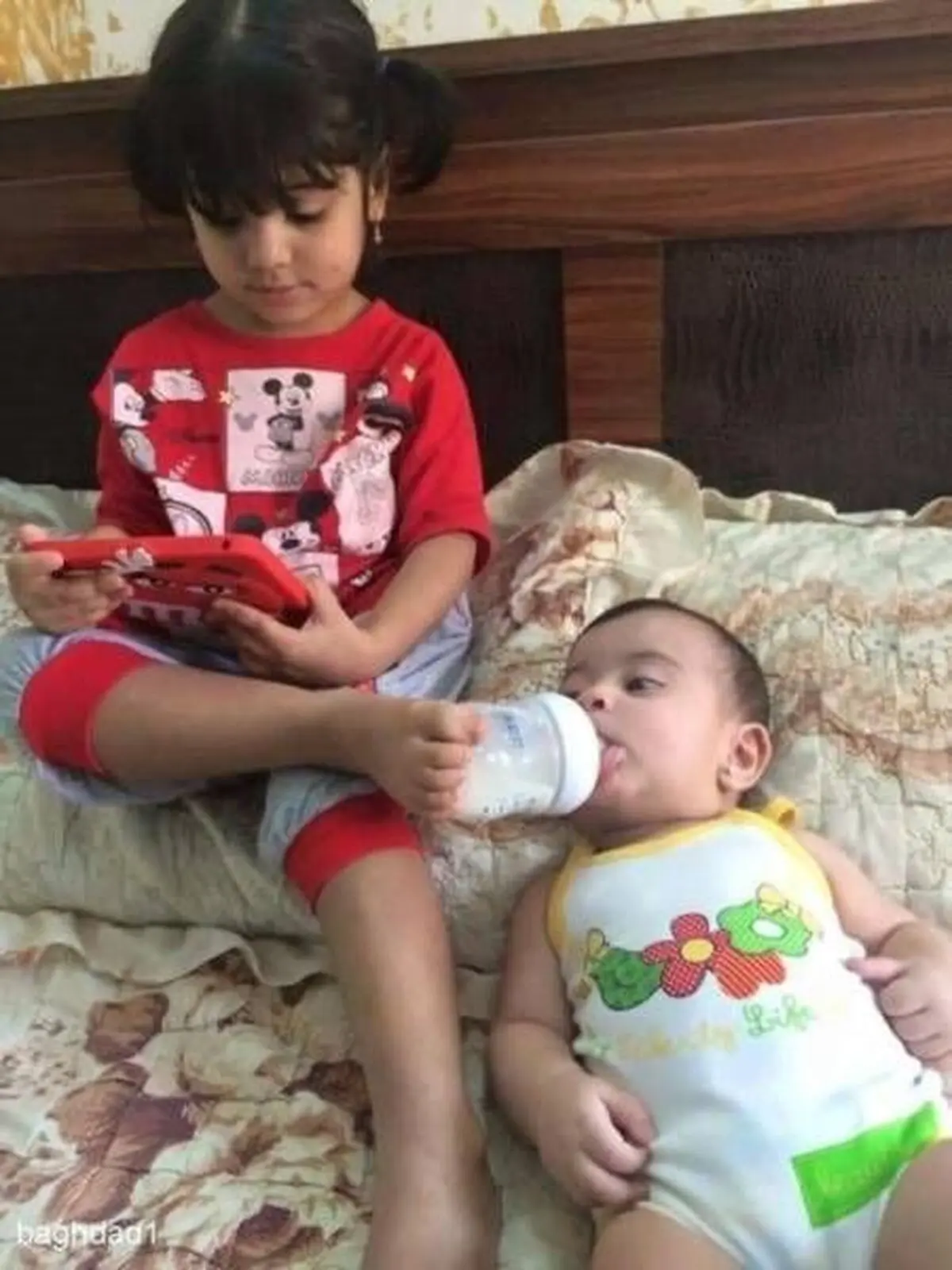 مراقبت جالب از نوزاد توسط کودک خردسال/ عکس