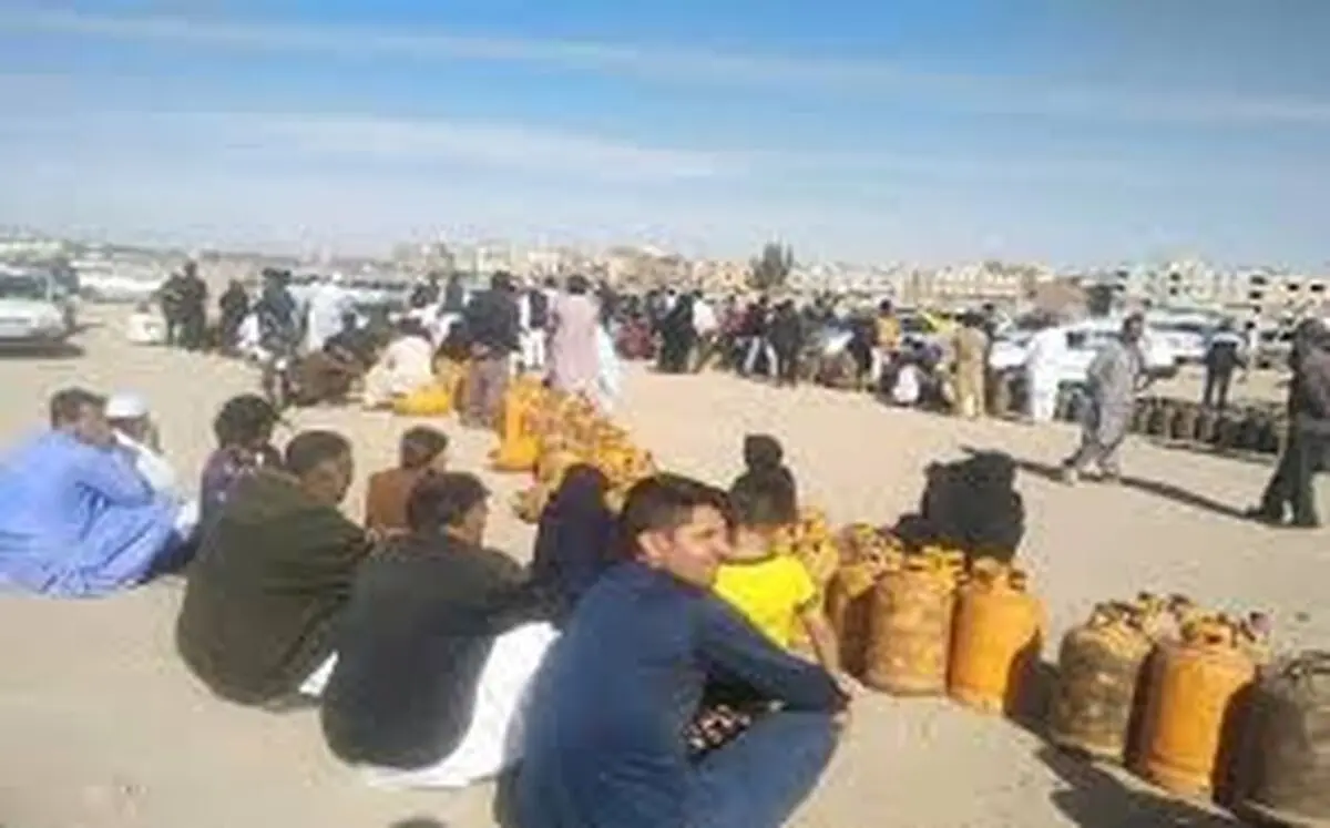 تحریم‌ها عامل تاخیر انتقال لوله گاز به سیستان وبلوچستان/ 4سال انتظار برای اجرای وعده مسئولان/صف‌های طولانی مردم برای پر شدن سیلندرهای گاز خانگی