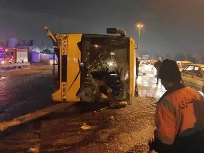 واژگونی اتوبوس تهران - مشهد در گرمسار و برجای ماندن 3 مصدوم