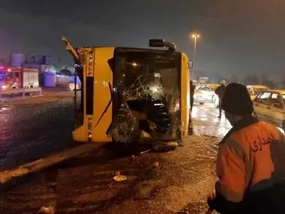 واژگونی اتوبوس تهران - مشهد در گرمسار و برجای ماندن 3 مصدوم