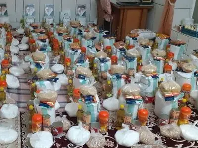 بازاریان دهشیخ لامرد برای ۲۰۰ مددجوی بهزیستی سبد کالا تهیه کردند 