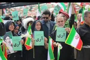 اهتزاز بزرگترین پرچم مقدس ایران در اجتماع بزرگ  مردم