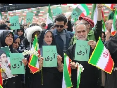 اهتزاز بزرگترین پرچم مقدس ایران در اجتماع بزرگ  مردم