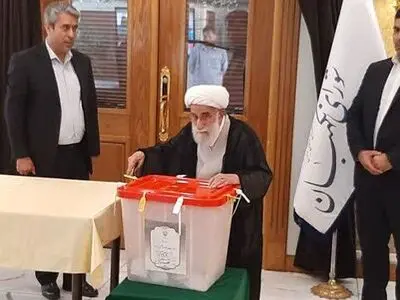 آیت‌الله جنتی رای خود را به صندوق انداخت