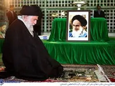 مع انطلاق احتفالات عشرة الفجر المبارکة.. قائد الثورة یزور مرقد مفجر الثورة الامام الخمینی (ره) 