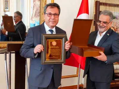اعطای نشان فرهنگی شهریار به استاد زبان فارسی اهل ترکیه