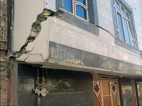سقوط سنگ از روی نما و جان باختن یک خانم مسن