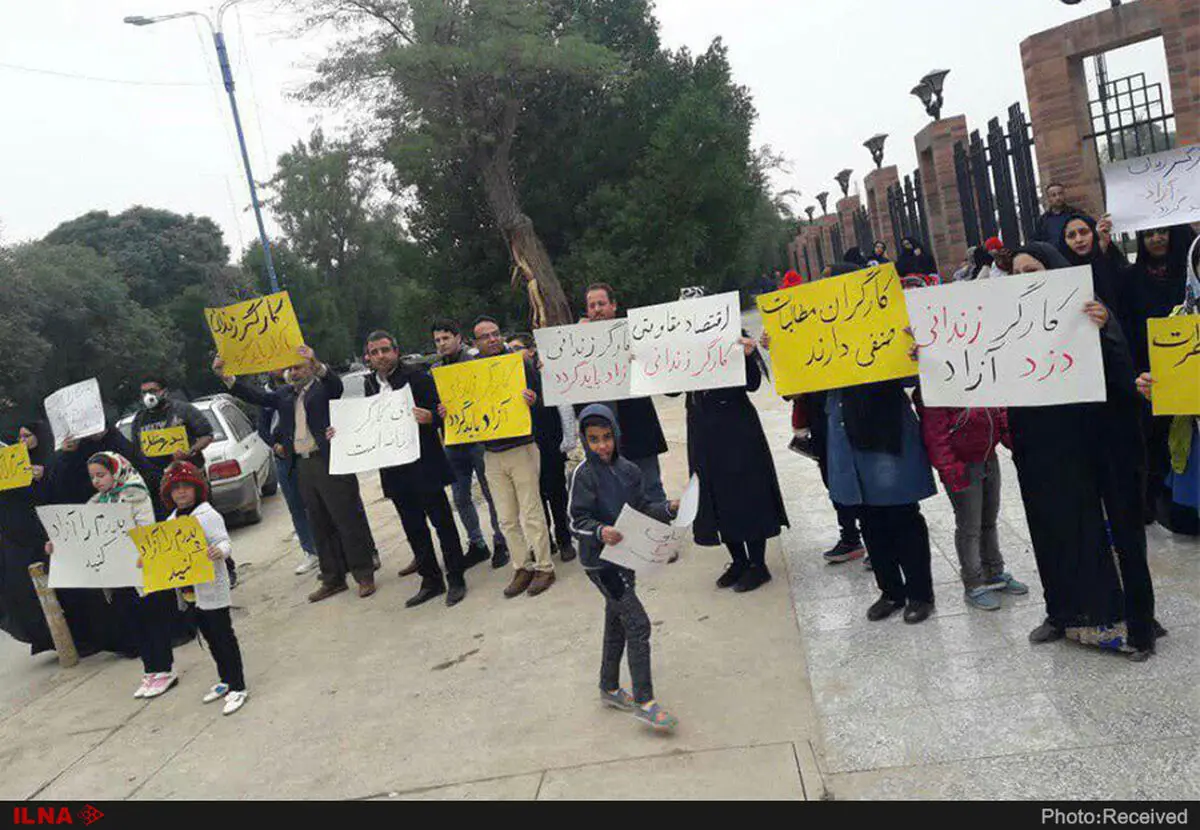 دومین روز از تجمع خانواده‌های کارگران بازداشتی فولاد اهواز مقابل استانداری/  مسئولان پاسخگو باشند