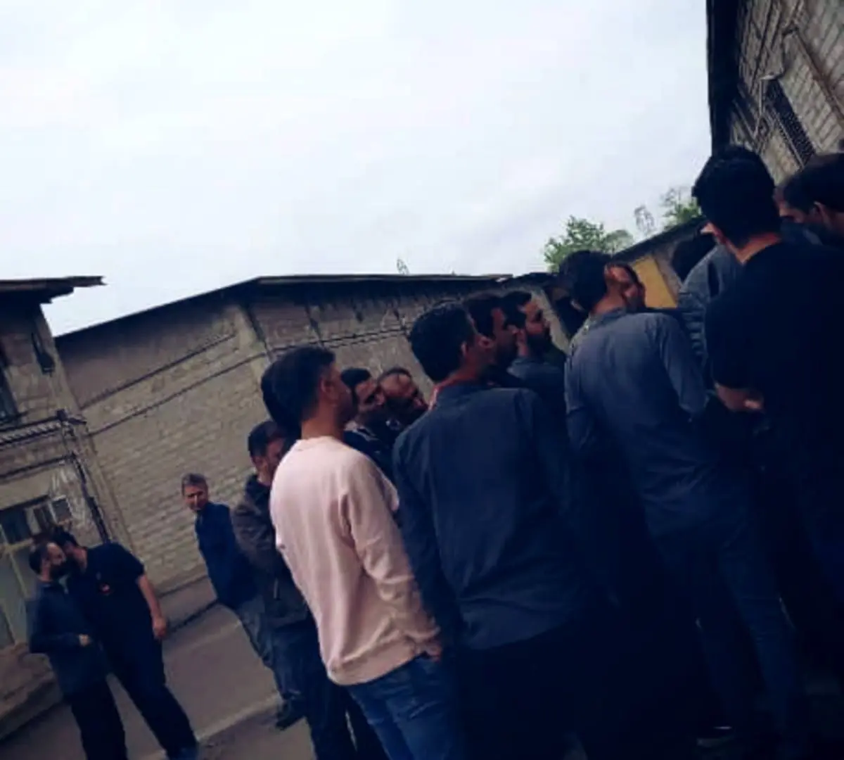 تجمع کارگران ایران پوپلین رشت/ حقوق‌ها واریز نشد