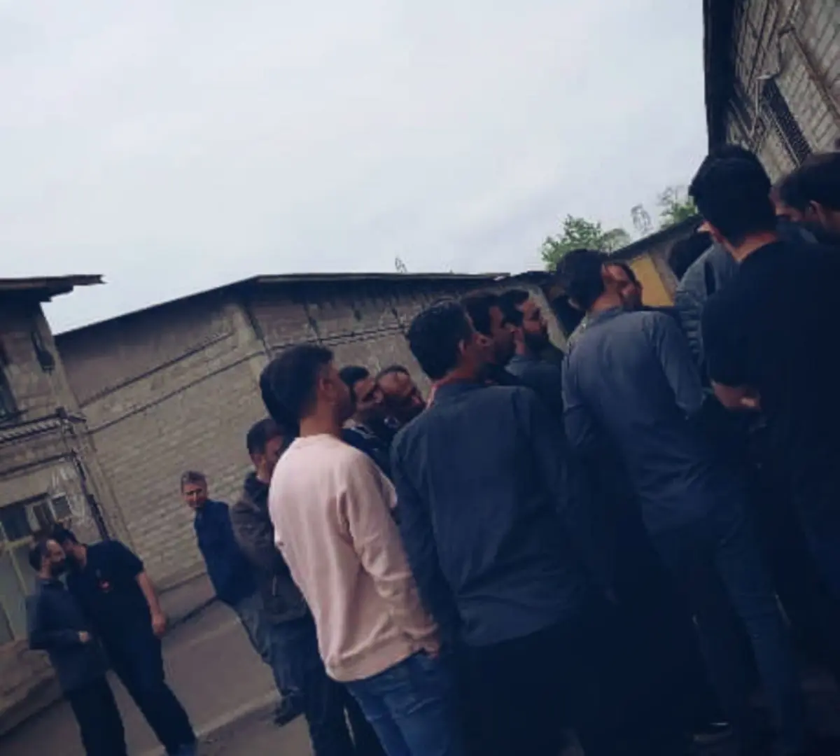 تجمع کارگران ایران پوپلین رشت/ حقوق‌ها واریز نشد