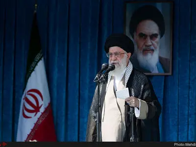 قائد الثورة: یجب معاقبة جمیع منفذی اغتیال الشهید فخری زادة 