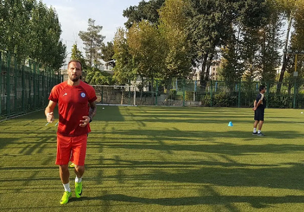 فدراسیون شجاعت داشته باشد و پرسپولیس را قهرمان اعلام کند/ مسئولین باید قبل از بستن قرارداد با ویلموتس به فکر امروز می‌افتادند/ چرا علی دایی را رئیس فدراسیون نمی‌کنند؟