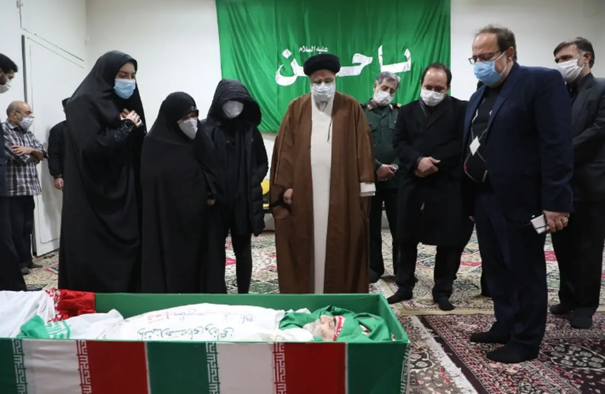 حضور رئیسی در معراج شهدا و دیدار با خانواده شهید فخری‌زاده