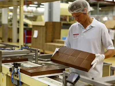 صدای کارگرانِ شکلات‌سازیِ تبریز؛ ۱۱ ساعت کارِ روزانه در ۶ روزِ هفته با ۹ میلیون تومان حقوق! 