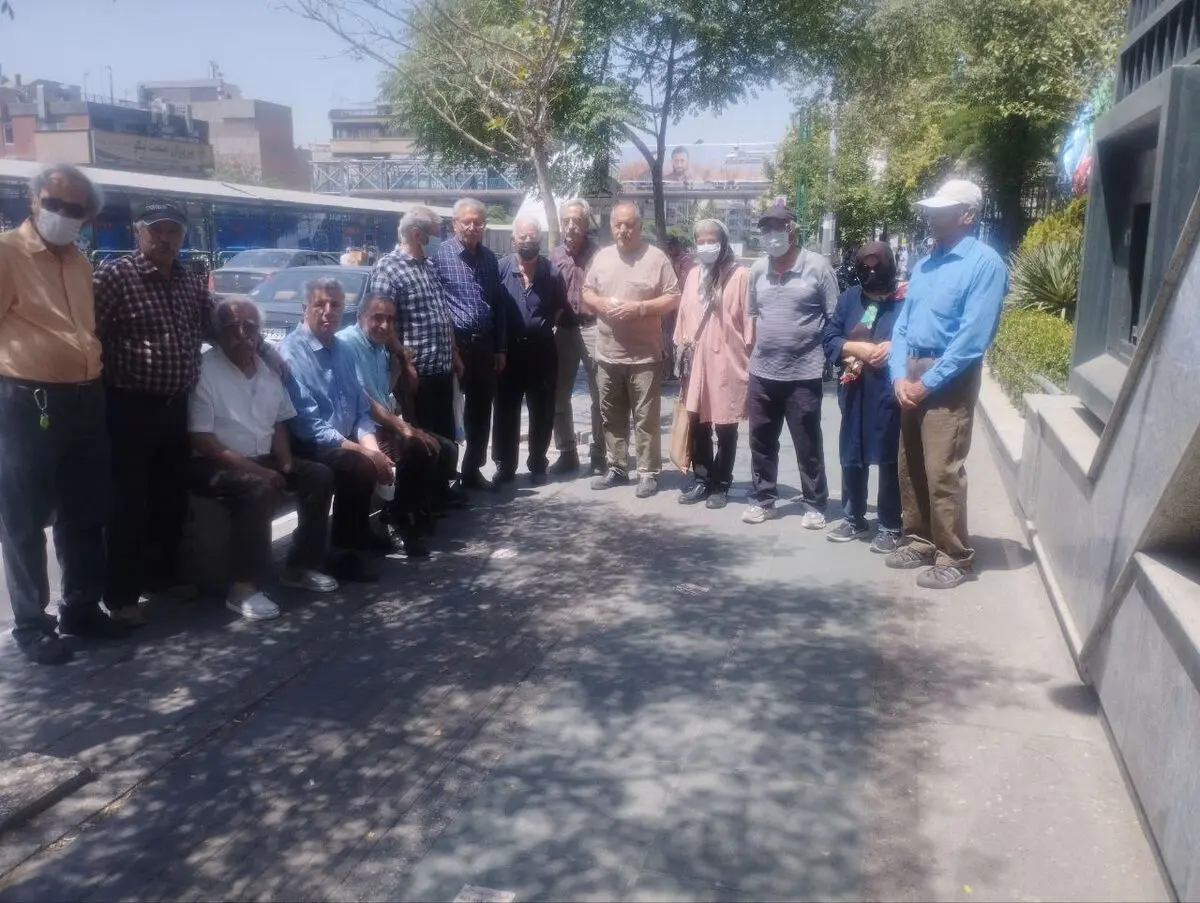 تجمع بازنشستگان کارگری در چند شهر/ بانک رفاه مال ماست