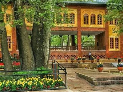 باغ ایرانی ده ونک کجاست و جشنواره لاله‌هایش را کی ببینیم؟