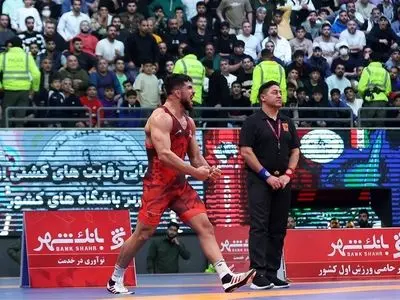 فینال لیگ کشتی آزاد: بانک شهر با غلبه بر استقلال قهرمان شد