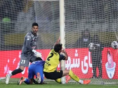 حسینی خطاب به ساپینتو: فعلا خوشحال باش/ من اهل خیانت به نکونام نبودم