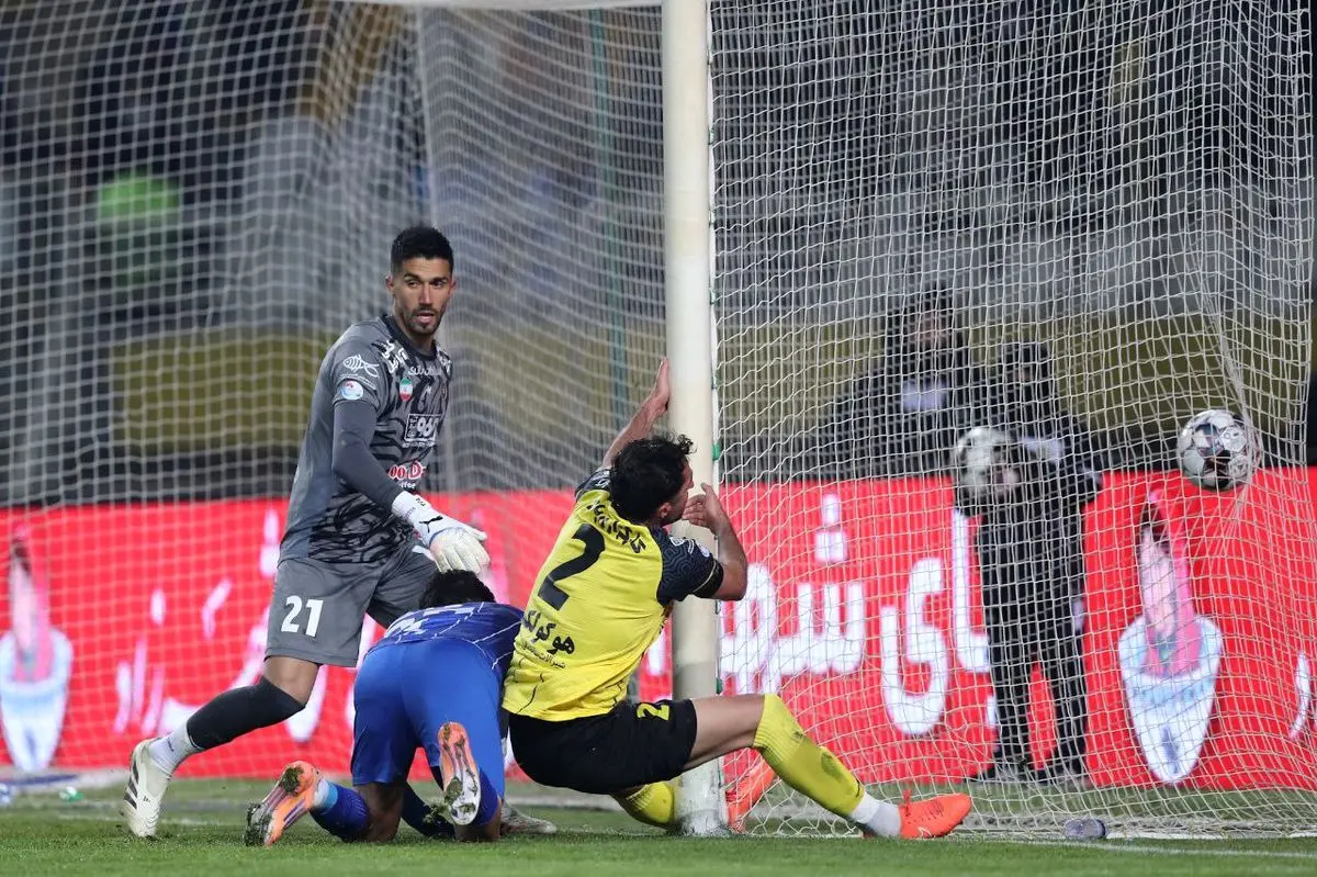 حسینی خطاب به ساپینتو: فعلا خوشحال باش/ من اهل خیانت به نکونام نبودم