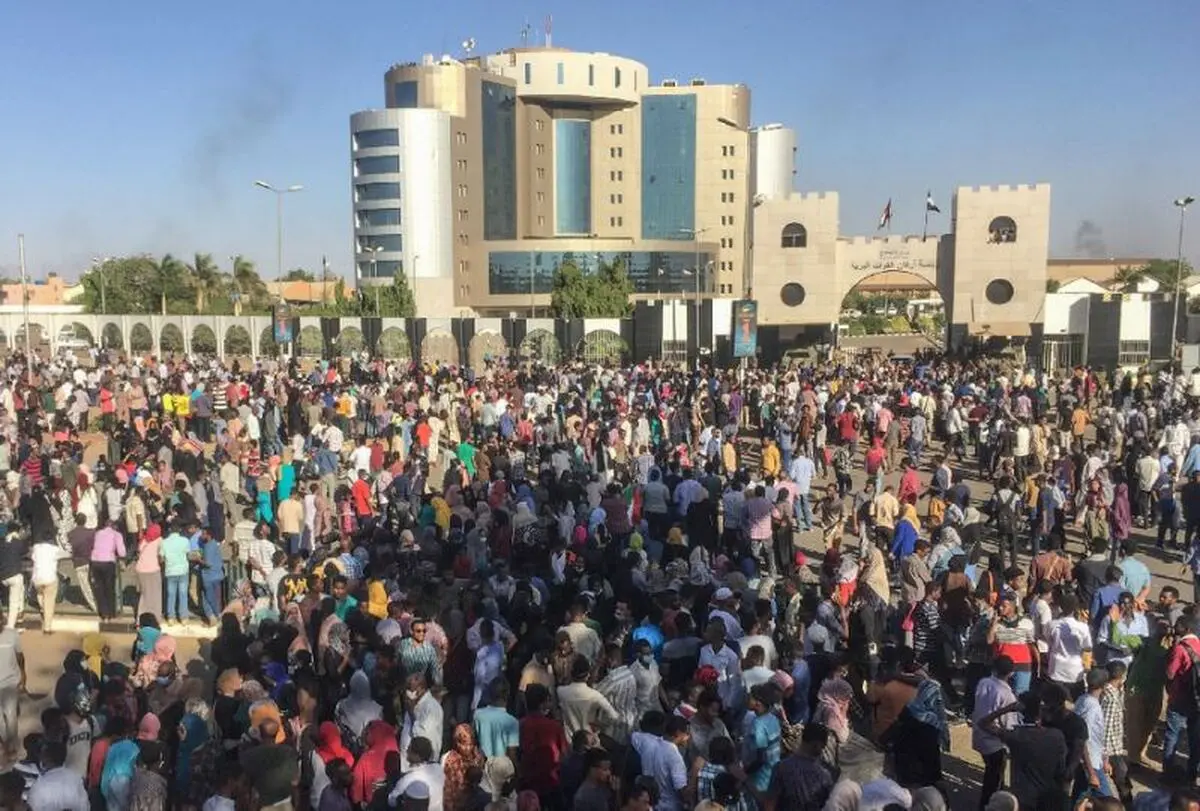 ادامه تظاهرات در برابر مقر ارتش در سودان
