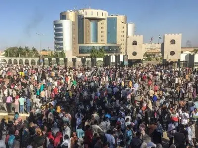 ادامه تظاهرات در برابر مقر ارتش در سودان